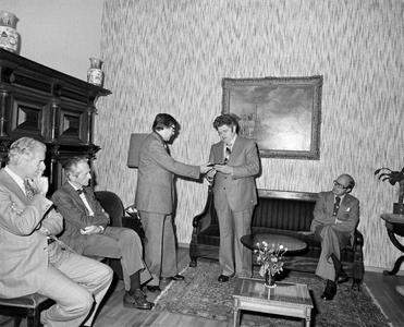 858608 Afbeelding van de uitreiking van het boek Utrecht aan burgemeester H.J.L. Vonhoff in de burgemeesterskamer in ...